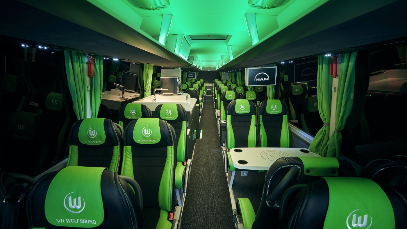 Slideshow Bild - ..Das MAN Bus Modification Center in Plauen hat den individuellen Innenausbau des neuen Mannschaftsbusses realisiert.